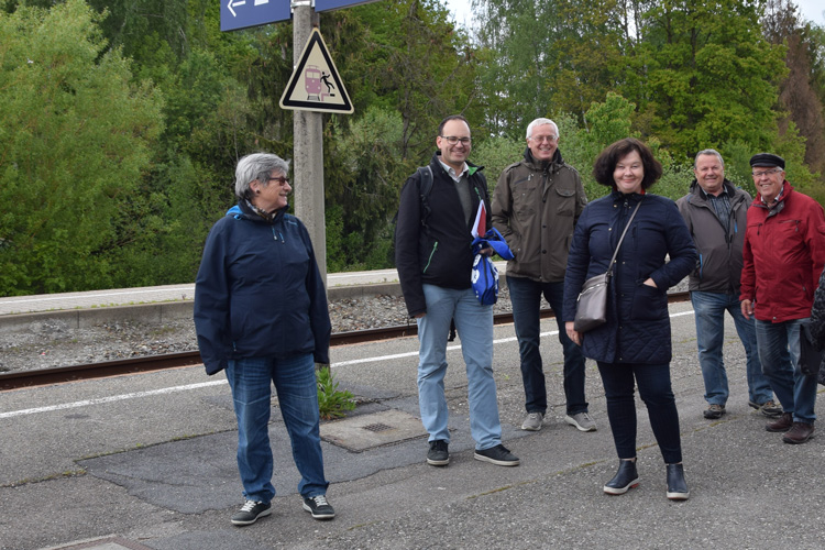 Freuen sich auf neue, barrierefreie Bahnsteige: Gertraud Krake (OSR), Jean-Christophe Thieke, Erwin Marquart, Eva Grundl (alle CDU), Emil Schuhmacher und Horst Krake (beide OSR).