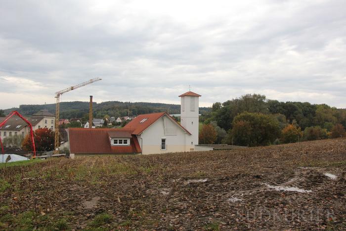 Neben der ehemaligen evangelischen Kirche in Mühlhofen soll ein großes Pflegeheim mit betreutem Wohnen entstehen.